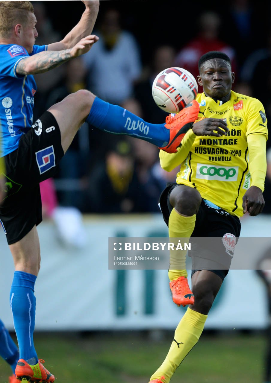 Halmstads Gudjón Baldvinsson och Mjällbys Kwame Bonsu i