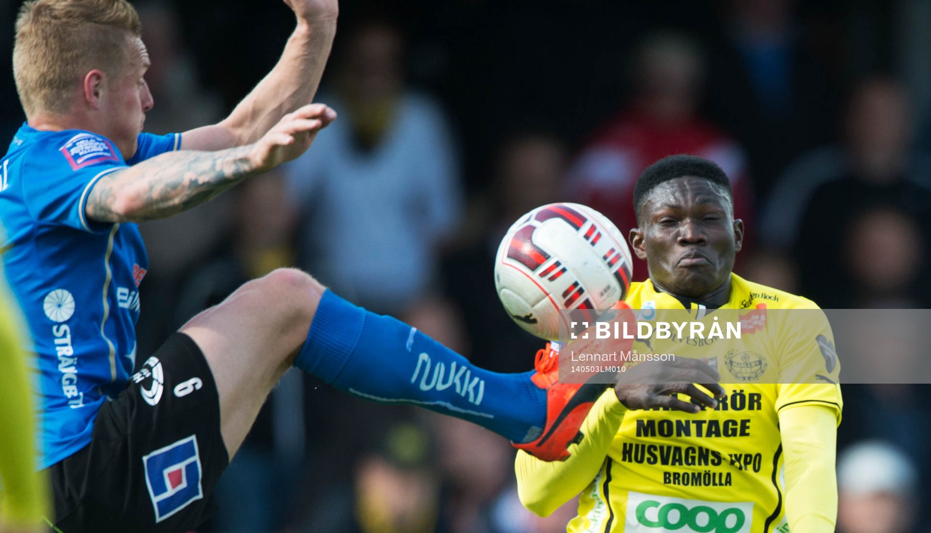 Mjällbys Kwame Bonsu och Halmstads Gudjon Baldvinsson i