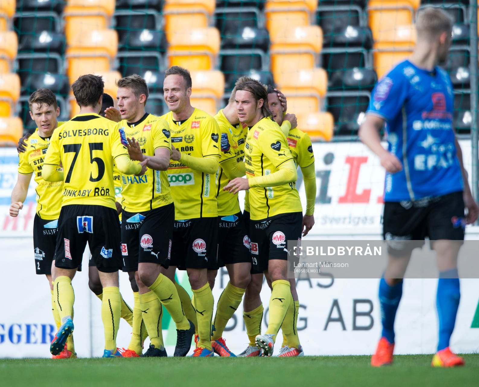 Mjällbys Kristian Haynes har gjort 1-0 och grattas i