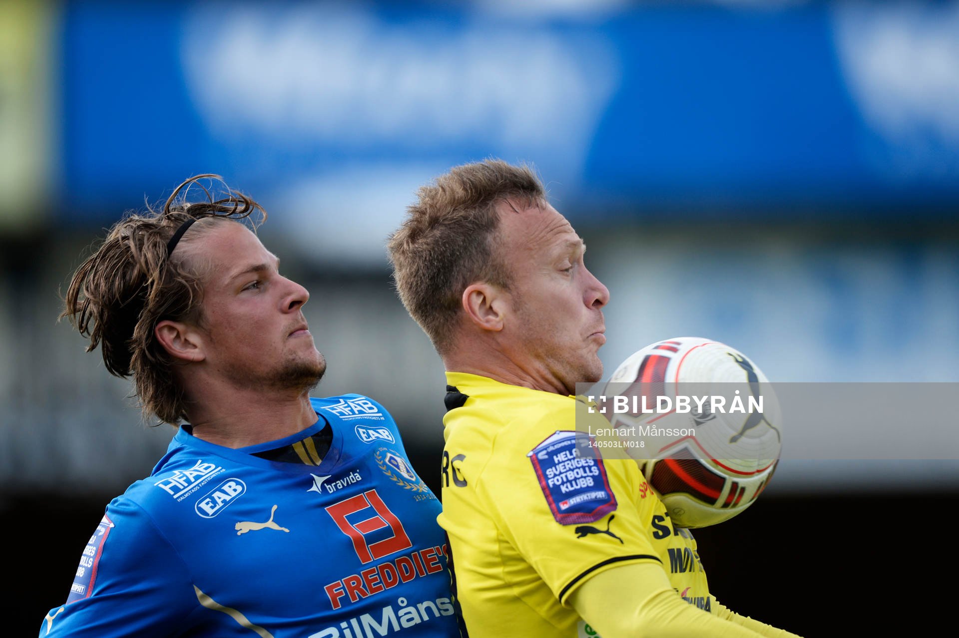 Halmstads Fredrik Liverstam och Mjällbys Marcus Ekenberg i