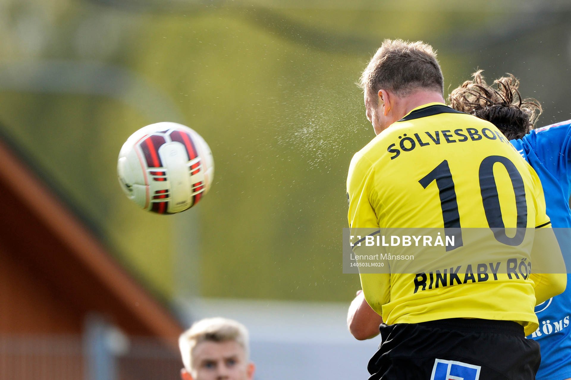 Mjällbys Marcus Ekenberg nickar in 2-1 i matchen i