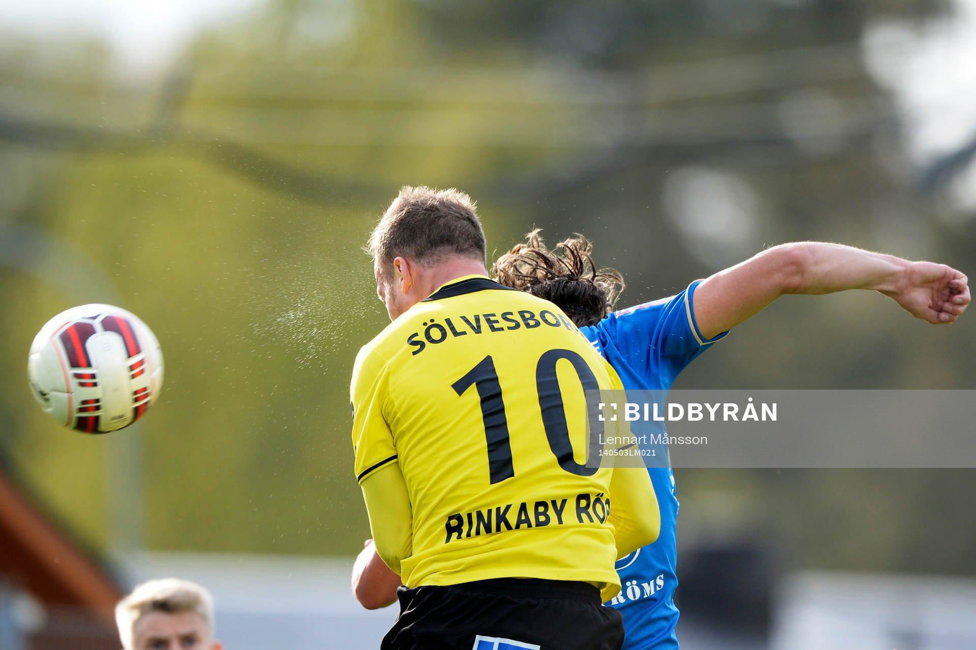 Mjällbys Marcus Ekenberg nickar in 2-1 i matchen i