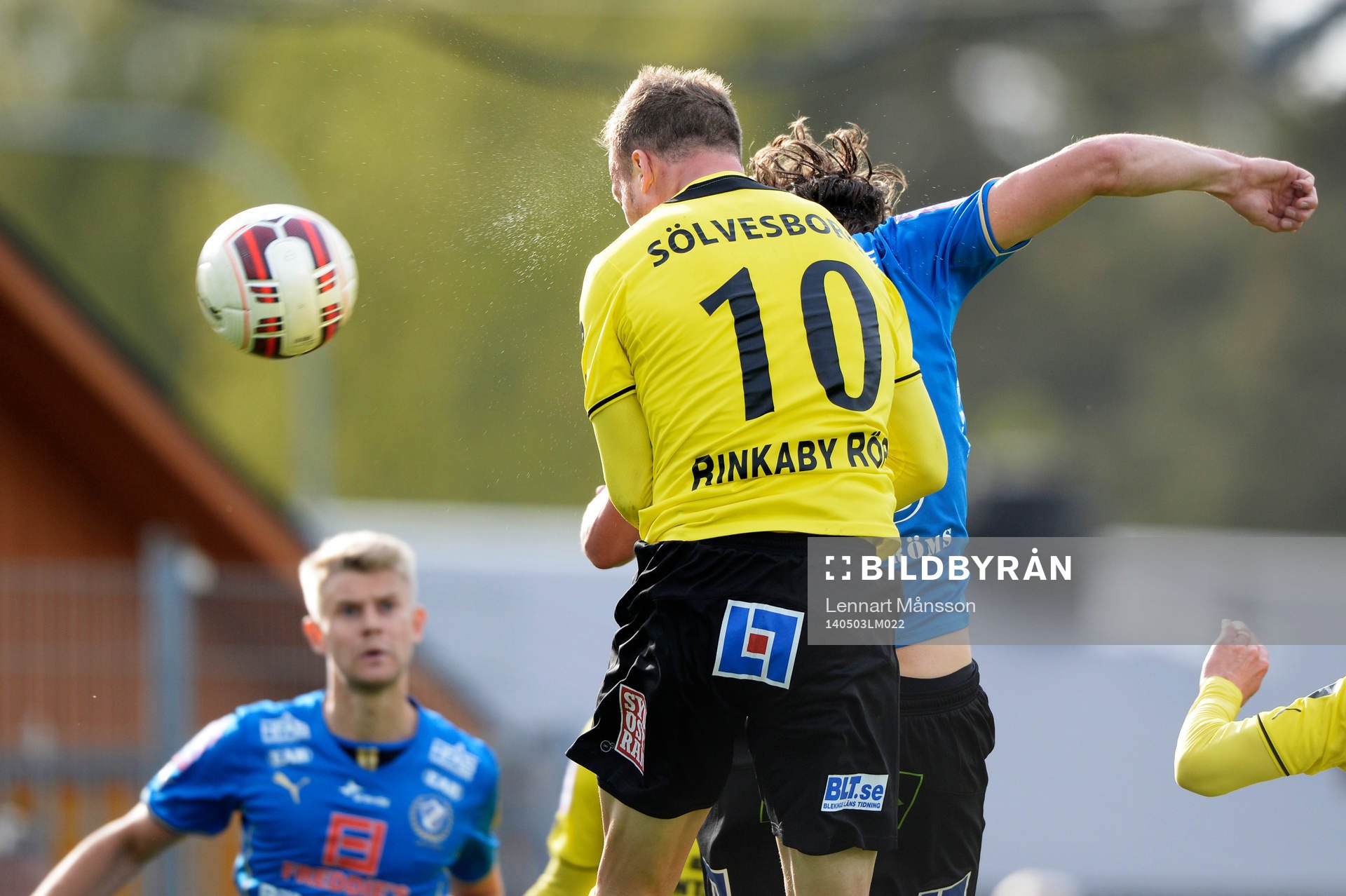 Mjällbys Marcus Ekenberg nickar in 2-1 i matchen i