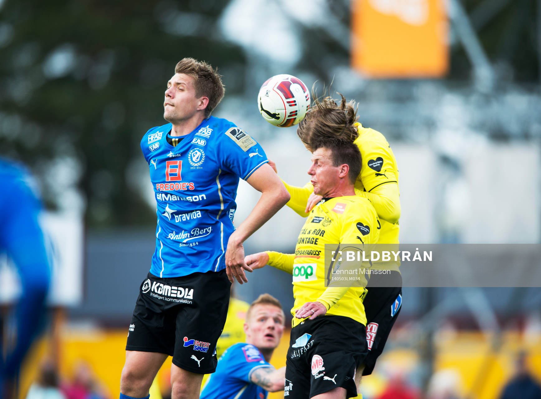 Halmstads Mikael Boman nickduellerar med Mjällbys Danny