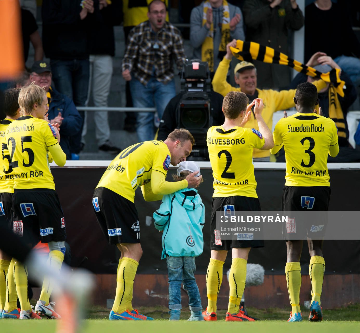 Mjällbys matchhjälte Marcus Ekenberg med sonen Neo  i