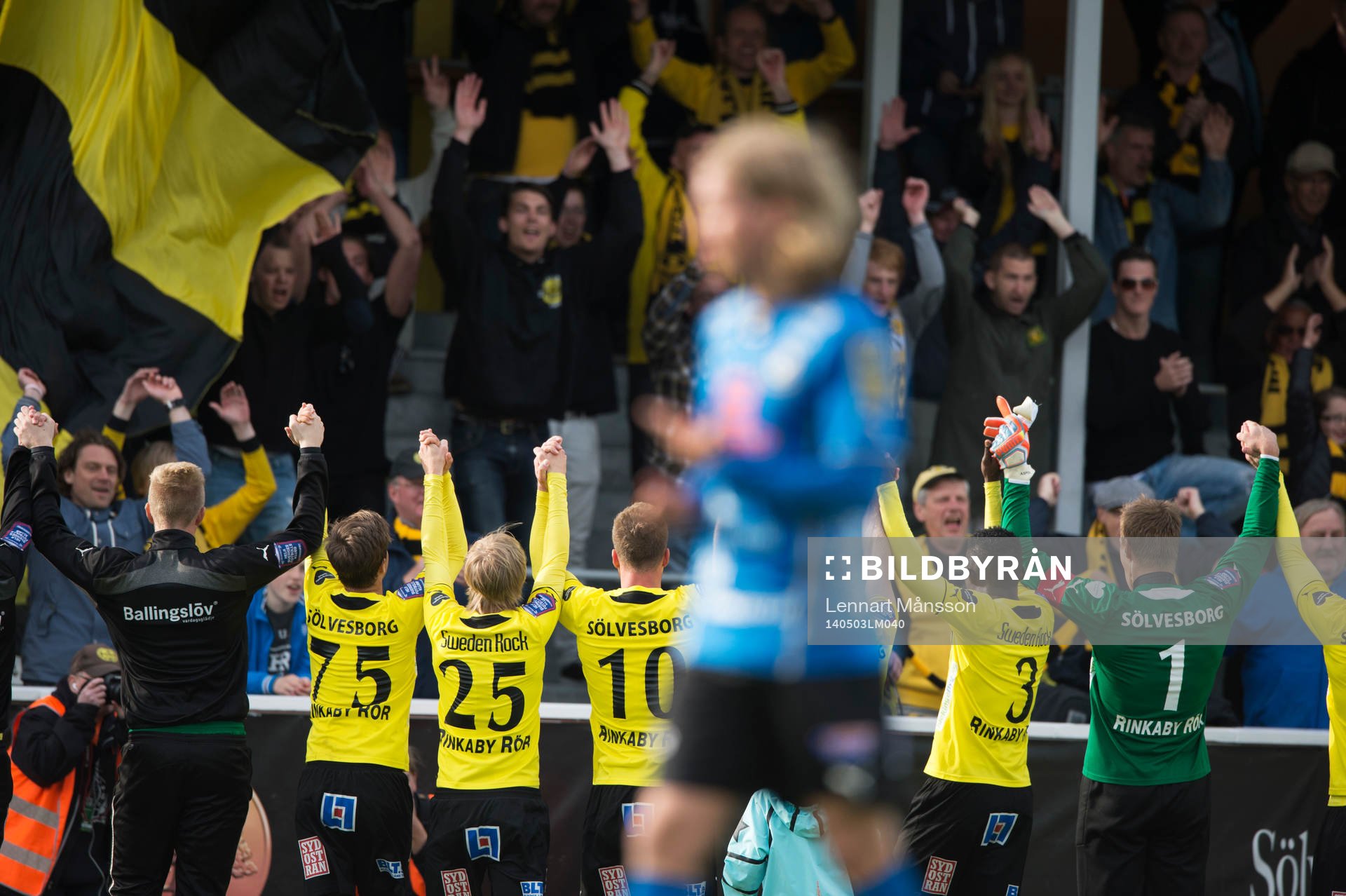 Mjällbys spelare tackar publiken medan Halmstads Oliver