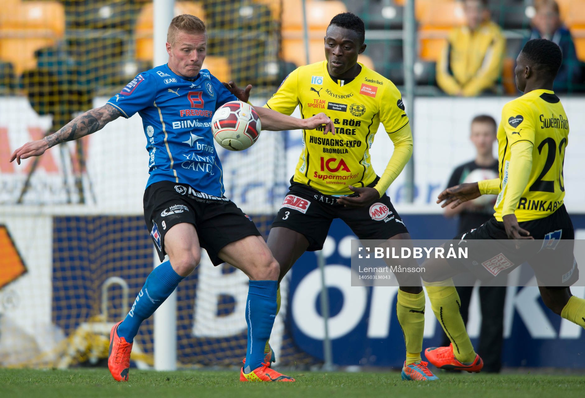 Straffsituationen där Mjällbys Kwame Bonsu gör ner