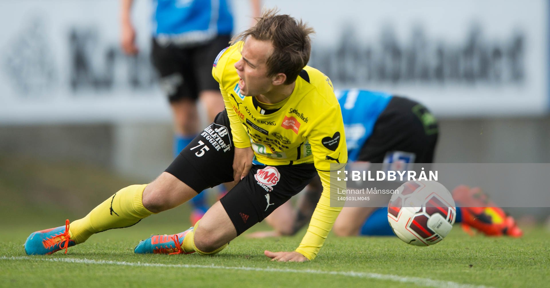 Mjällbys Andreas Blomqvist får bollen på känsligt