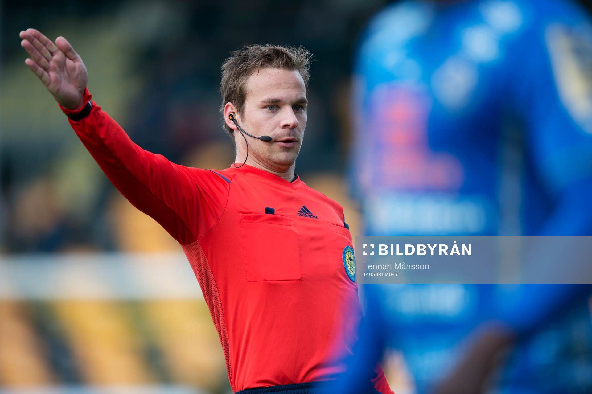Domaren Kristoffer Karlsson i matchen i allsvenskan mellan