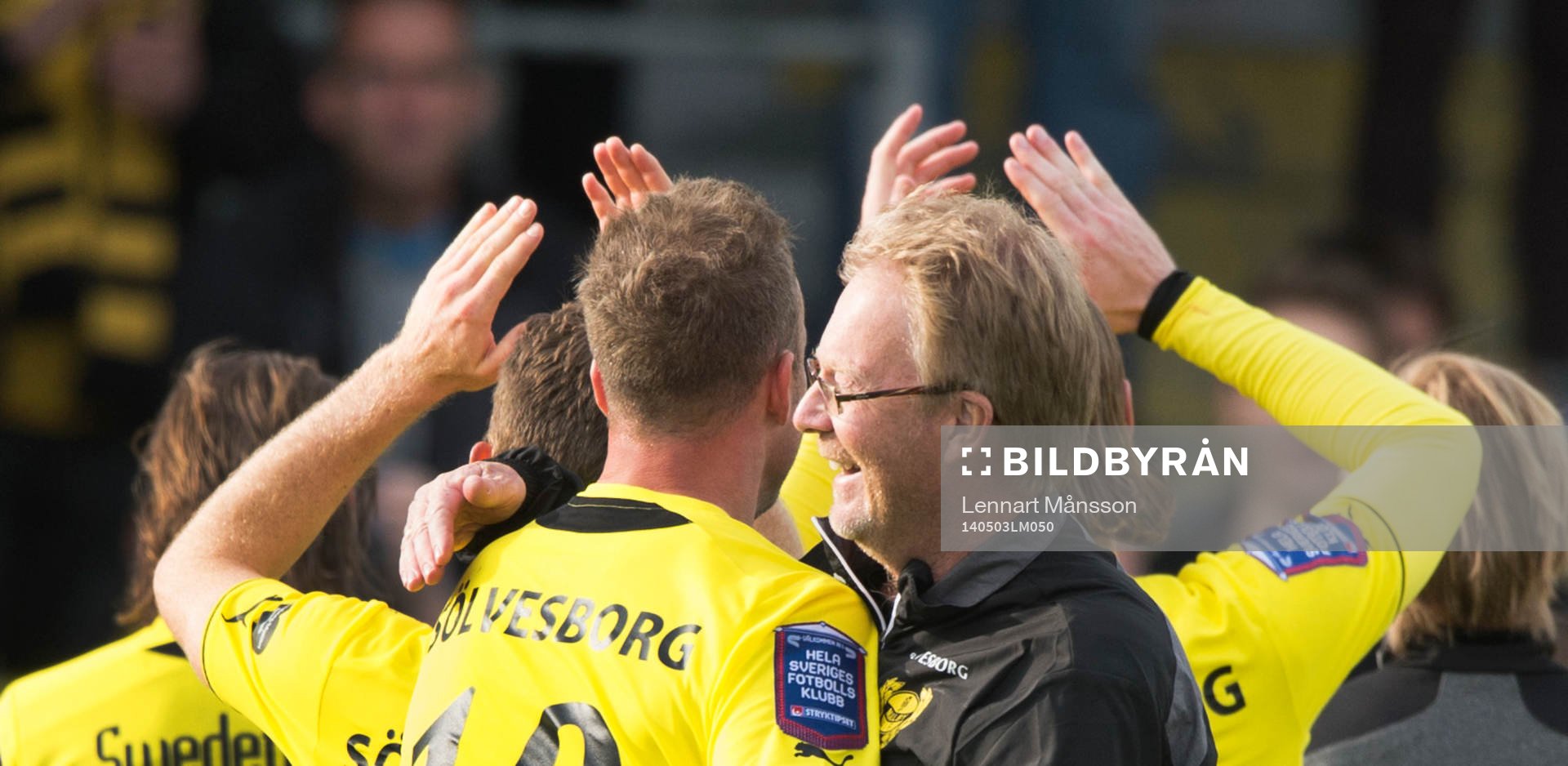Mjällbys tränare Lasse Jakobsson kramar matchhjälten