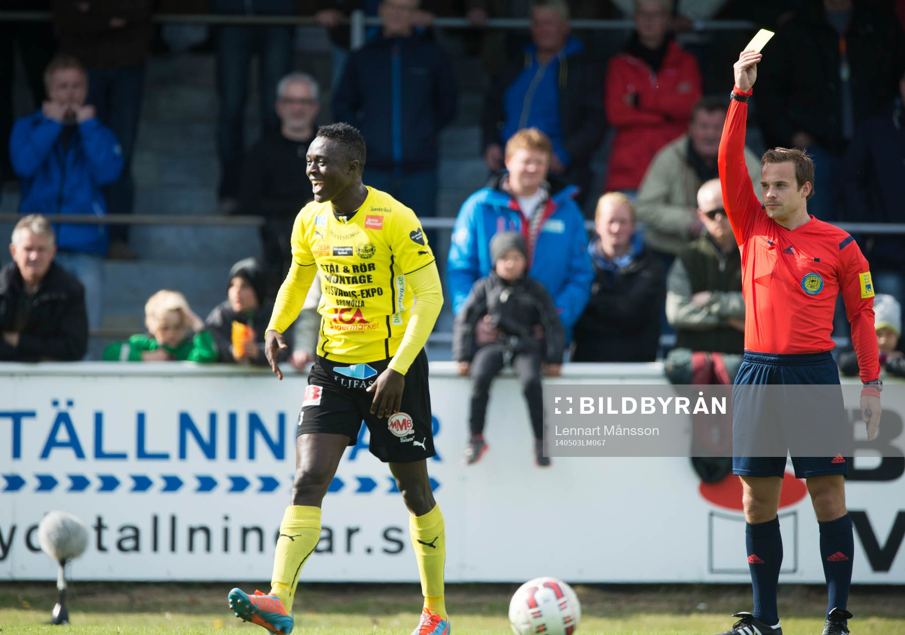 Mjällbys Gbenga Arokoyo varnas av domaren Kristoffer