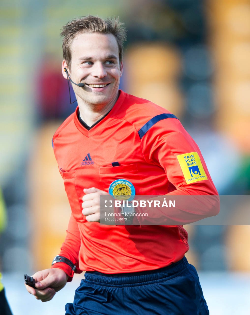Domaren Kristoffer Karlsson  i matchen i allsvenskan mellan