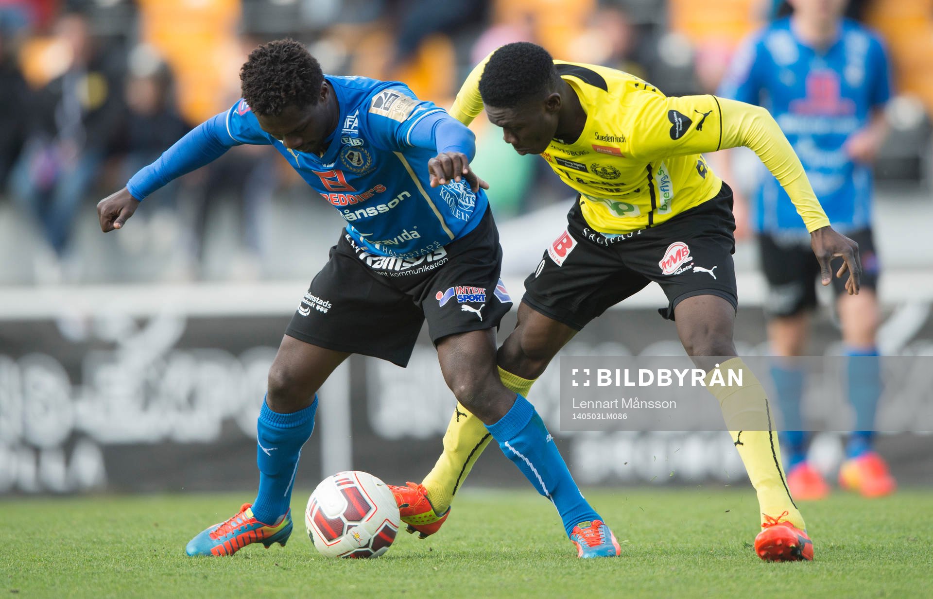 Halmstads King Osei Gyan och Mjällbys Gbenga Arokoyo  i
