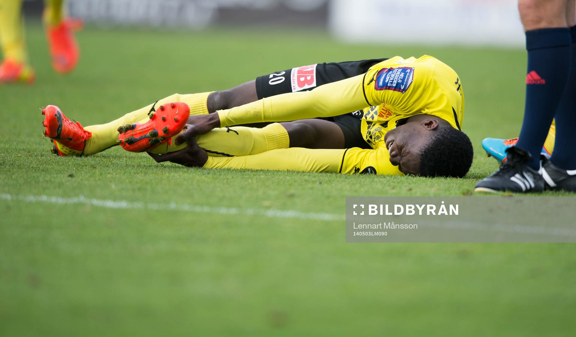 Mjällbys Kwame Bonsu skadad  i matchen i allsvenskan