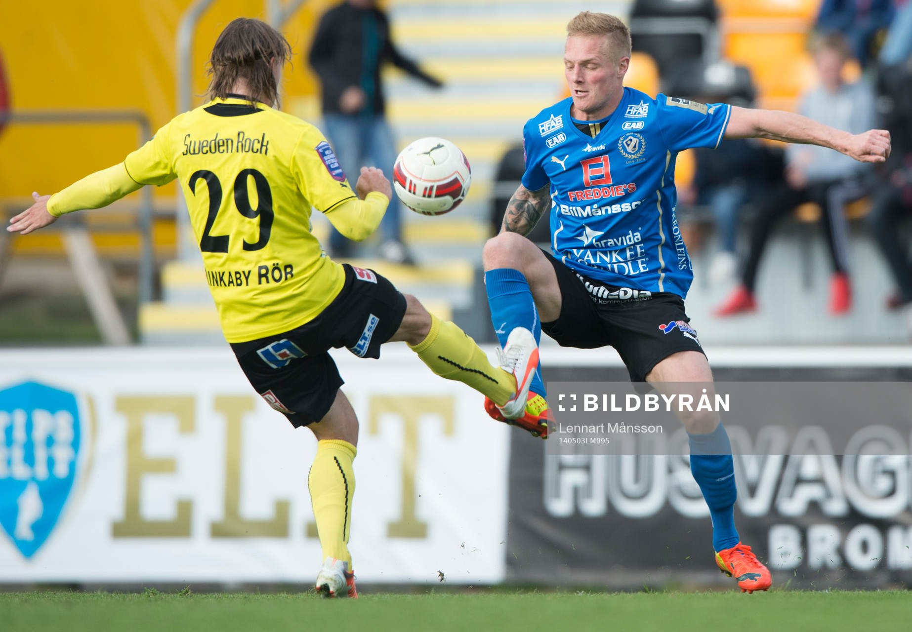 Halmstads Gudjon Baldvinsson och Mjällbys Danny Ervik  i