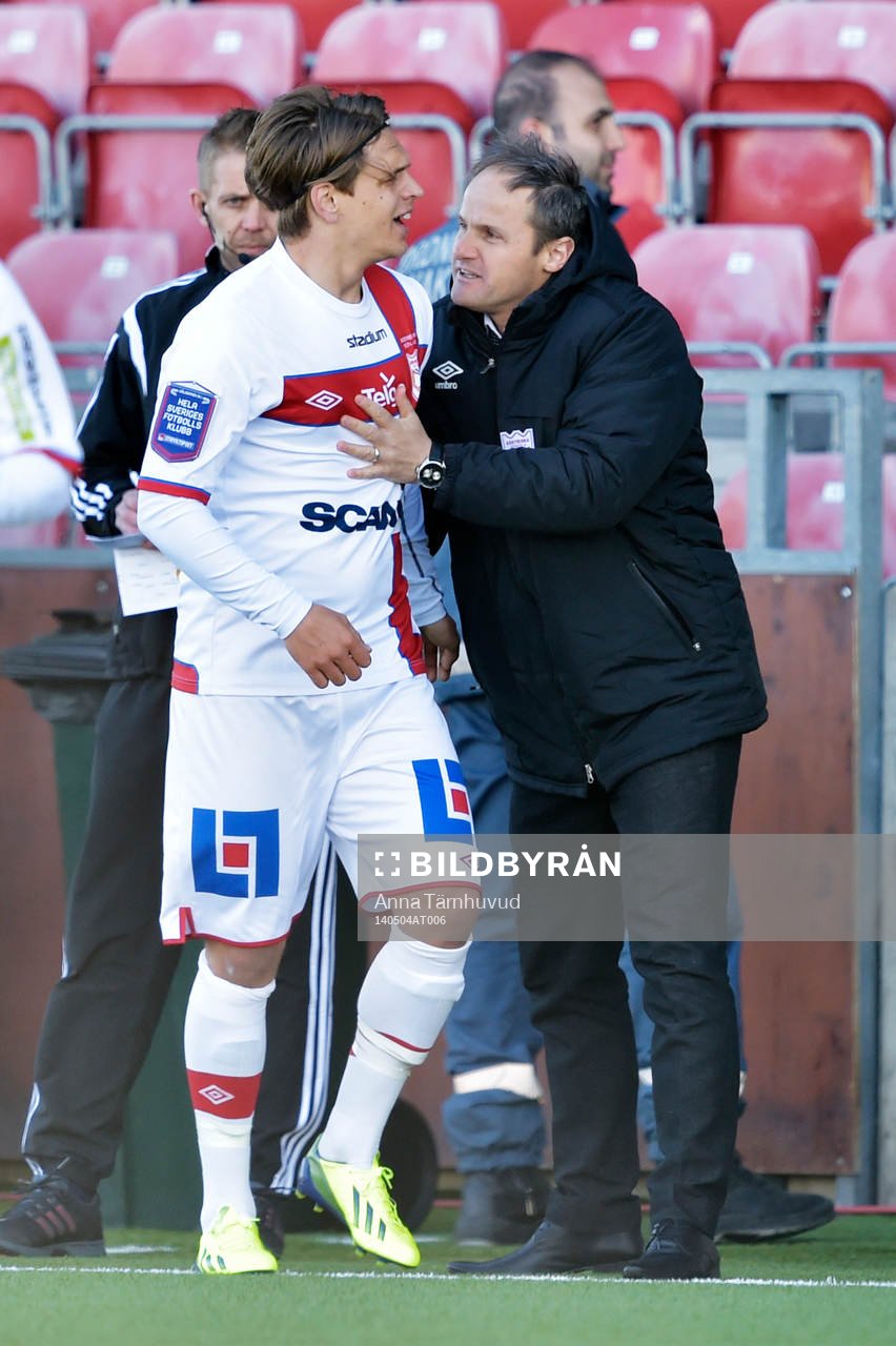 Assyriskas Fredrik Holster och tränare Azrudin Valentic jublar efter 1-0 under fotbollsmatchen i Superettan mellan Assyriska och Sundsvall den 4 maj 2014.