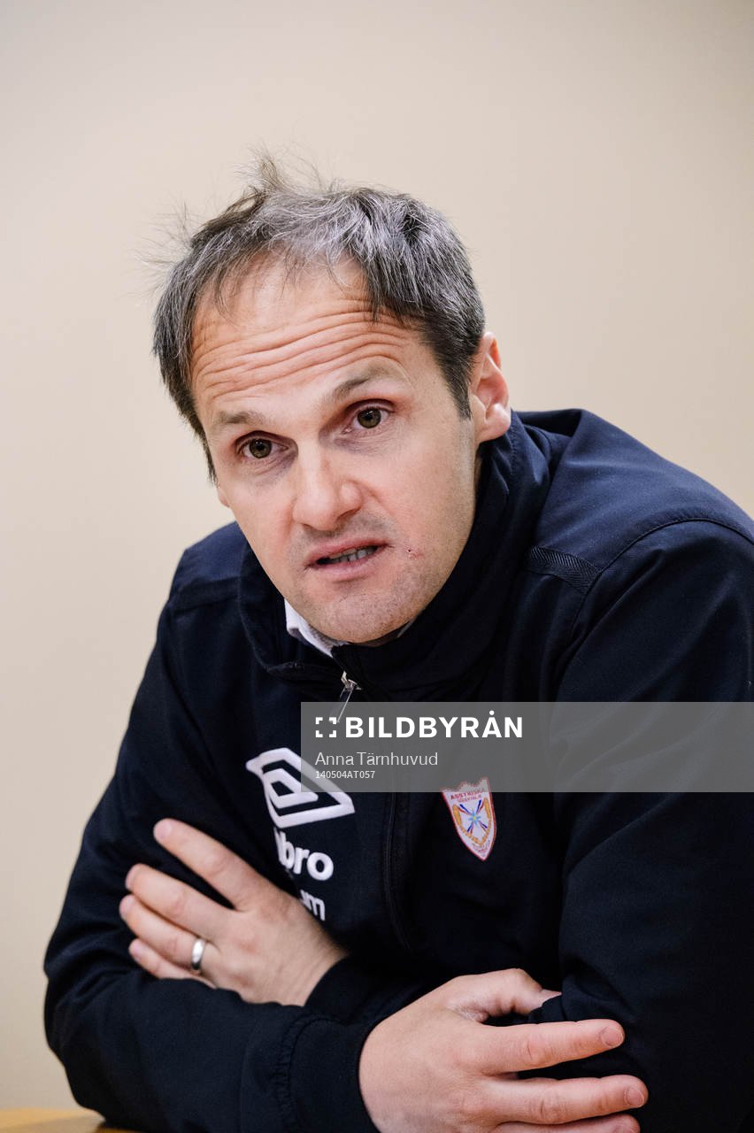 Assyriskas tränare Azrudin Valentic under fotbollsmatchen i Superettan mellan Assyriska och Sundsvall den 4 maj 2014.
