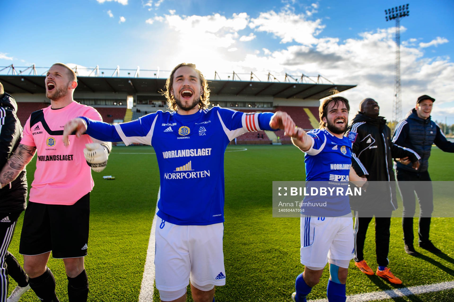 Sundsvalls Kevin Walker och Robbin Sellin jublar efter 1-3 segern i fotbollsmatchen i Superettan mellan Assyriska och Sundsvall den 4 maj 2014.