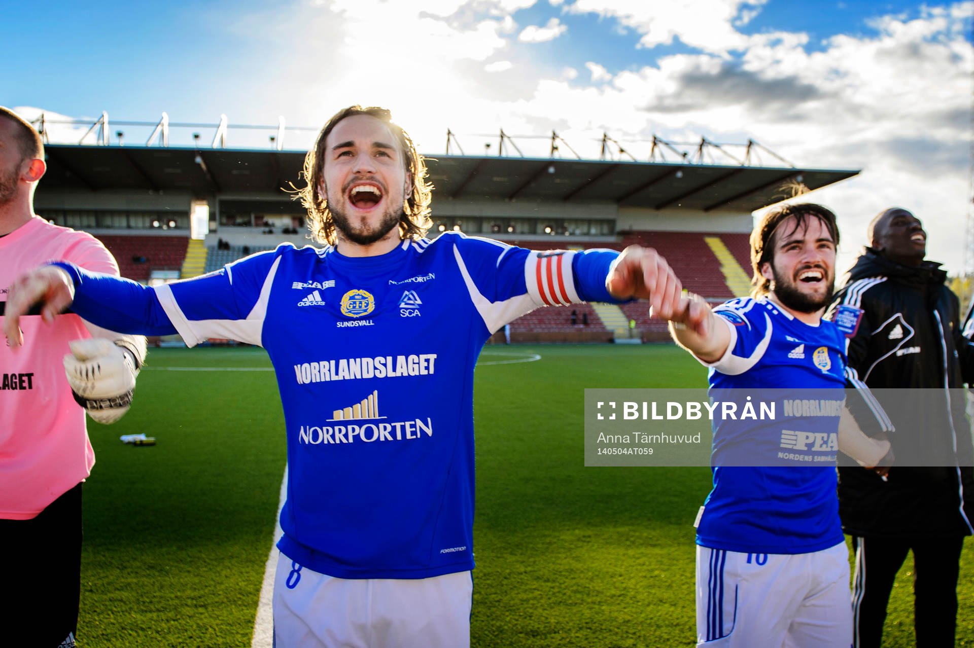 4 Sundsvalls Kevin Walker och Robbin Sellin jublar efter 1-3 segern i fotbollsmatchen i Superettan mellan Assyriska och Sundsvall den 4 maj 2014.