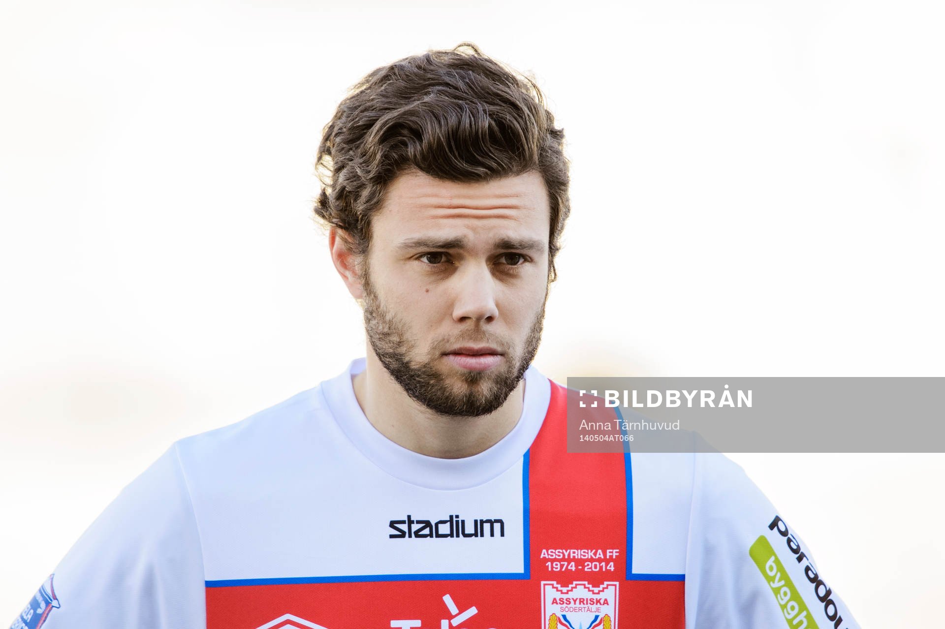 Assyriskas Linus Malmborg innan fotbollsmatchen i