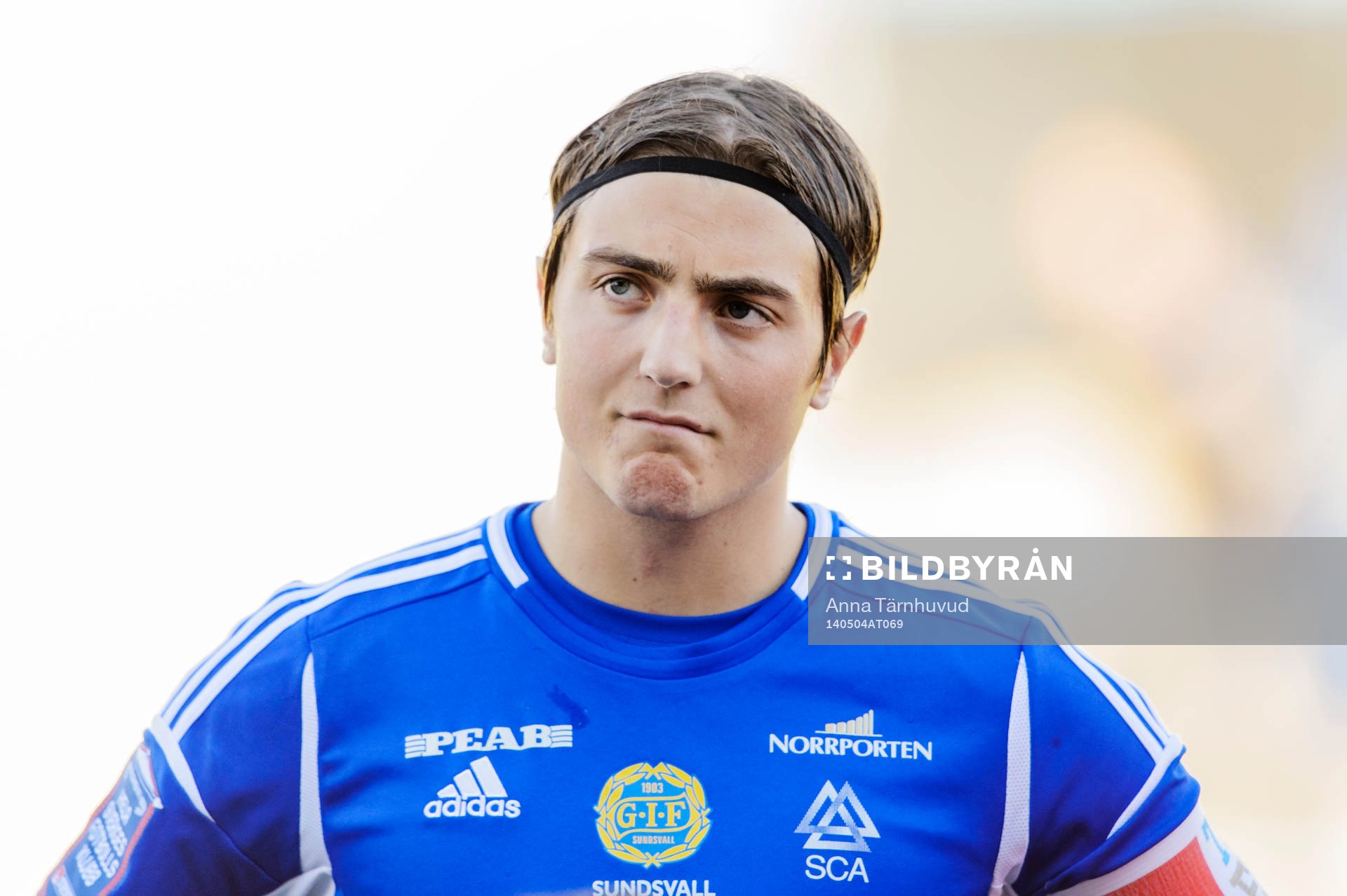 Sundsvalls Dennis Olsson innan fotbollsmatchen i Superettan