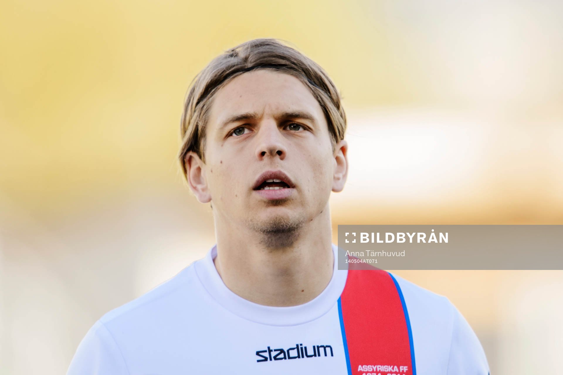 Assyriskas Fredrik Holster innan fotbollsmatchen i