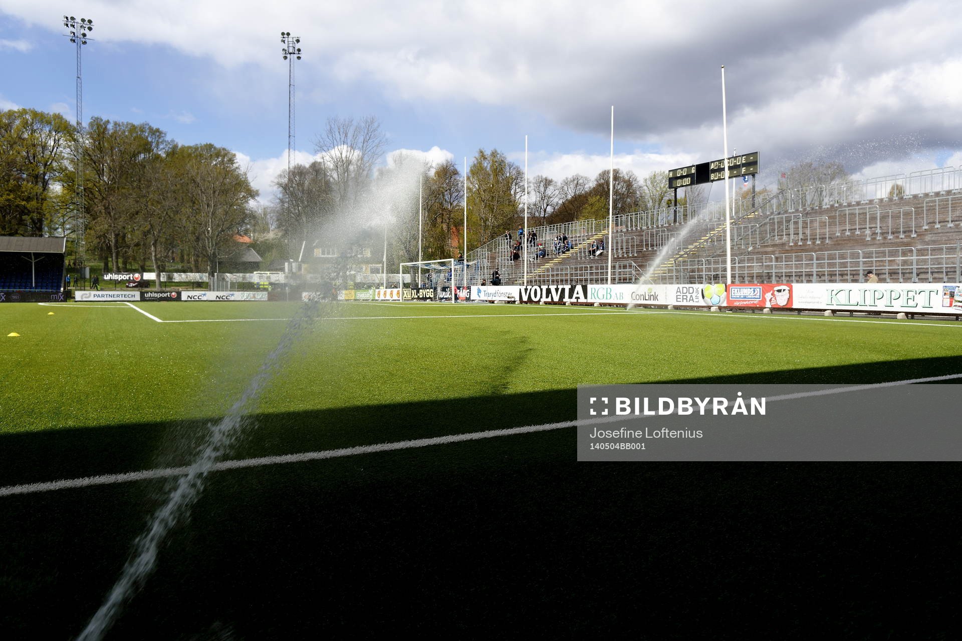 Konstgräset vattnas på Kopparvallen och på