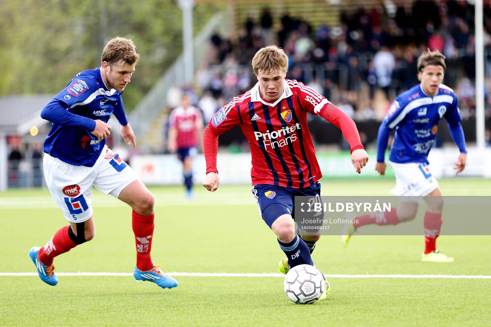 Djurgårdens Simon Tibbling tar sig förbi Åtvidabergs
