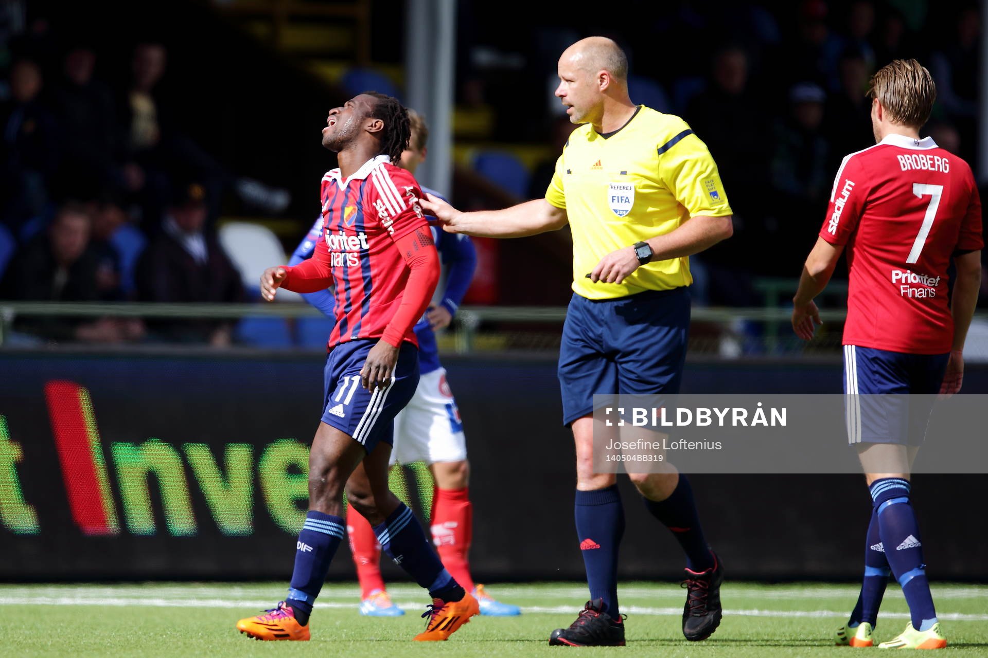 Djurgårdens Amadou Jawo och domare Martin Hansson