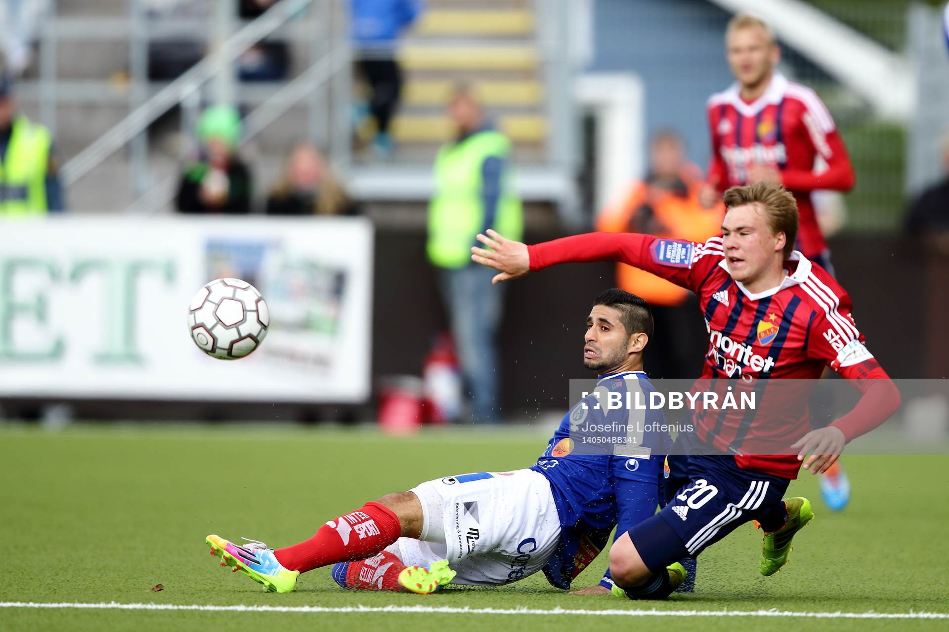 Djurgårdens Simon Tibbling och Åtvidabergs Imad Zatara i kamp om bollen under fotbollsmatchen i allsvenskan mellan Åtvidaberg och Djurgården den 04 maj 2014 i Åtvidaberg.