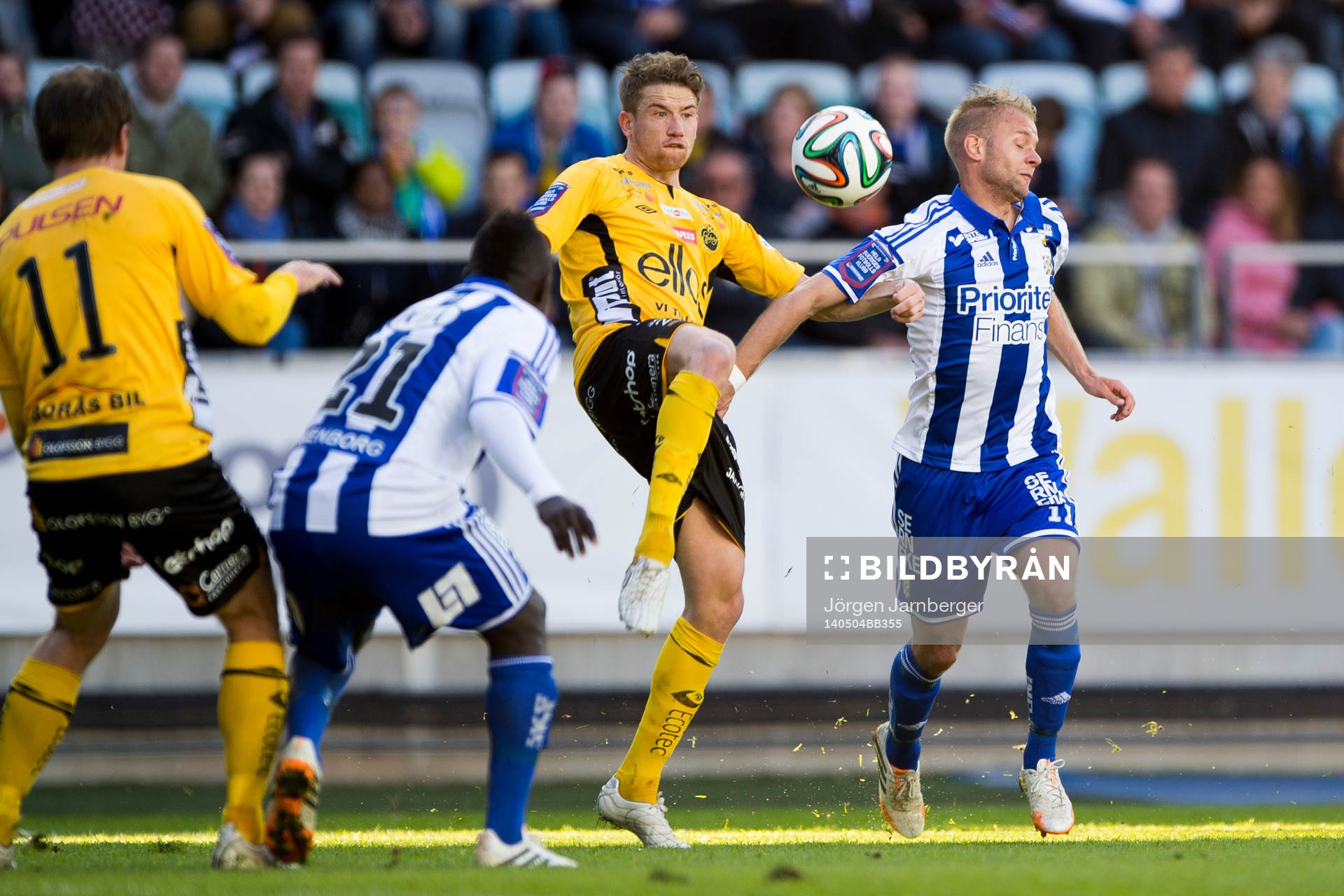 Elfsborgs Marcus Rohdén slår undan bollen framför IFK