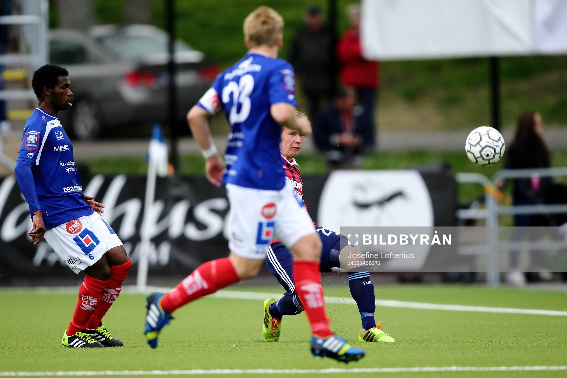 Djurgårdens Simon Tibbling skjuter bollen förbi