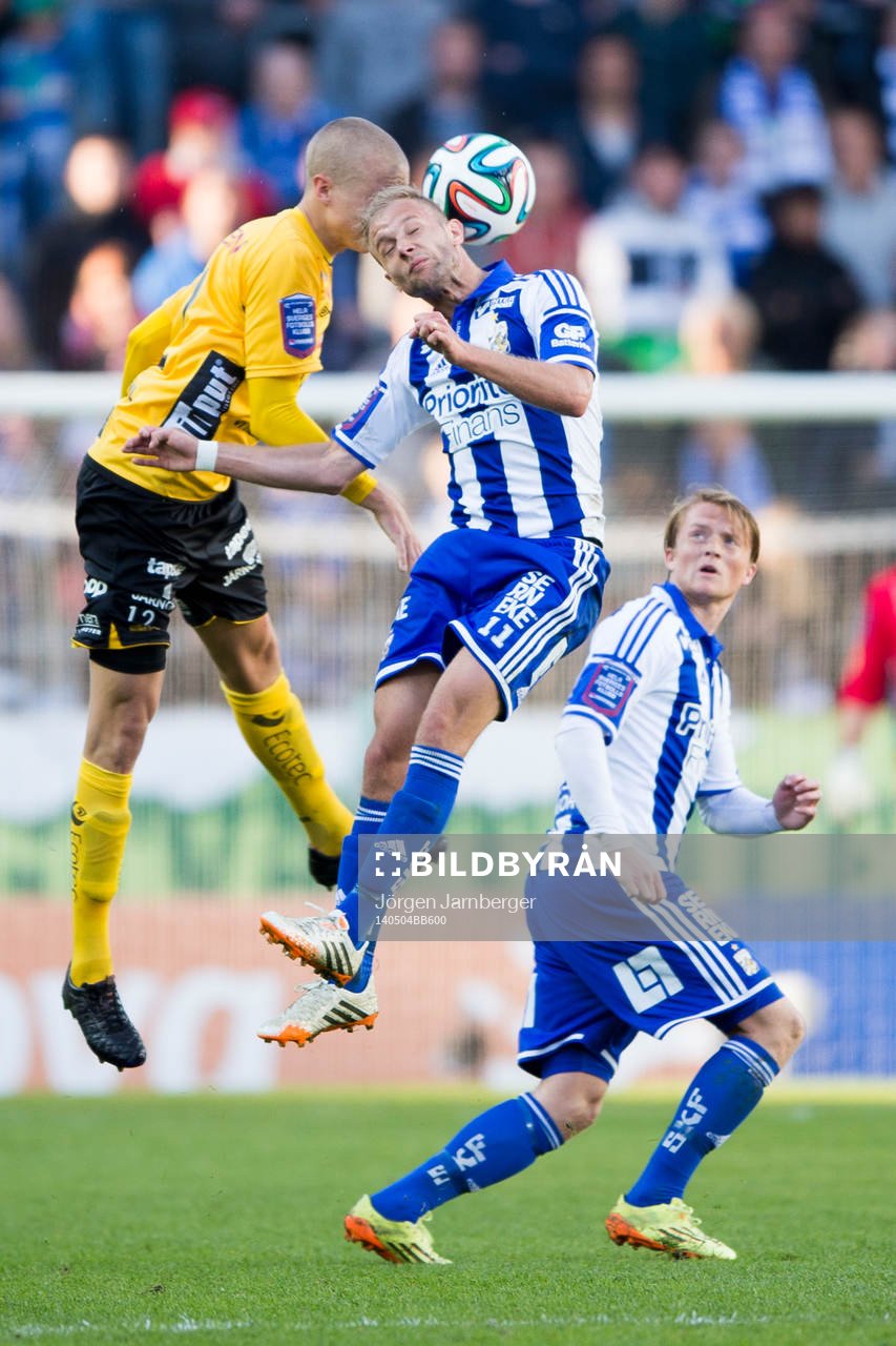 IFK Göteborgs Robin Söder i nickduell med Elfsborgs Sebastian Holmén under fotbollsmatchen i Allsvenskan mellan IFK Göteborg och Elfsborg den 4 maj 2014 i Göteborg.