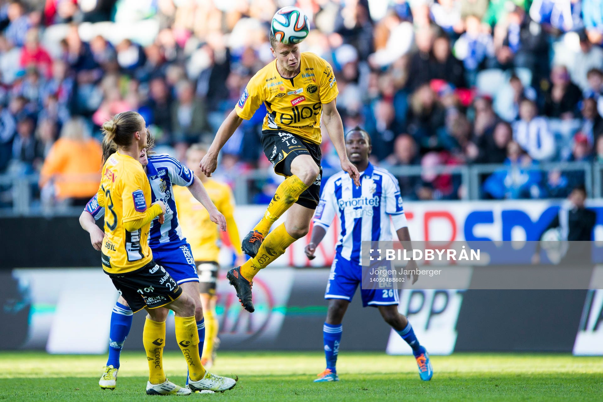 Elfsborgs Viktor Claesson hoppar högst under fotbollsmatchen i Allsvenskan mellan IFK Göteborg och Elfsborg den 4 maj 2014 i Göteborg.