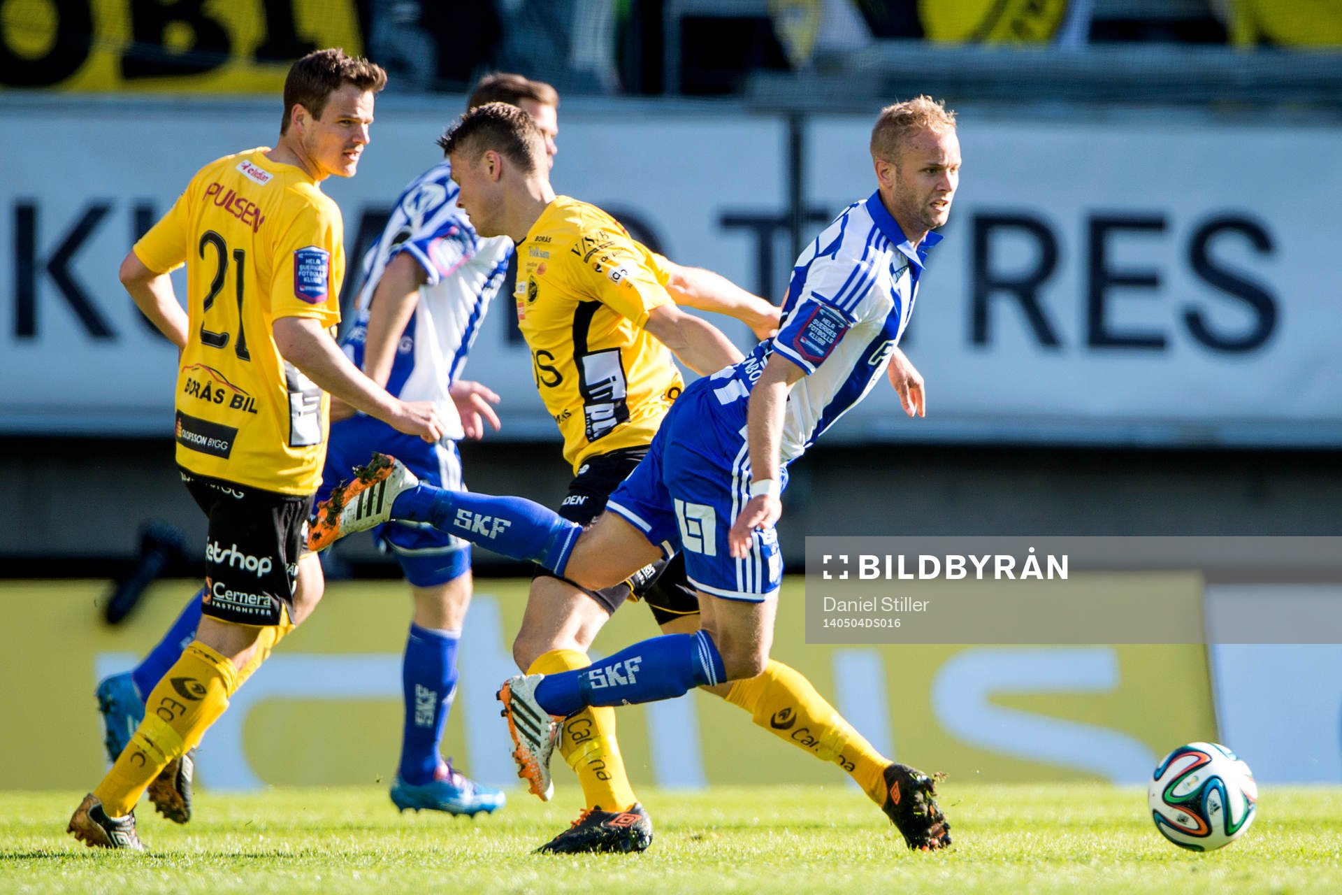 IFK Göteborgs Robin Söder fälls av Elfsborgs Viktor