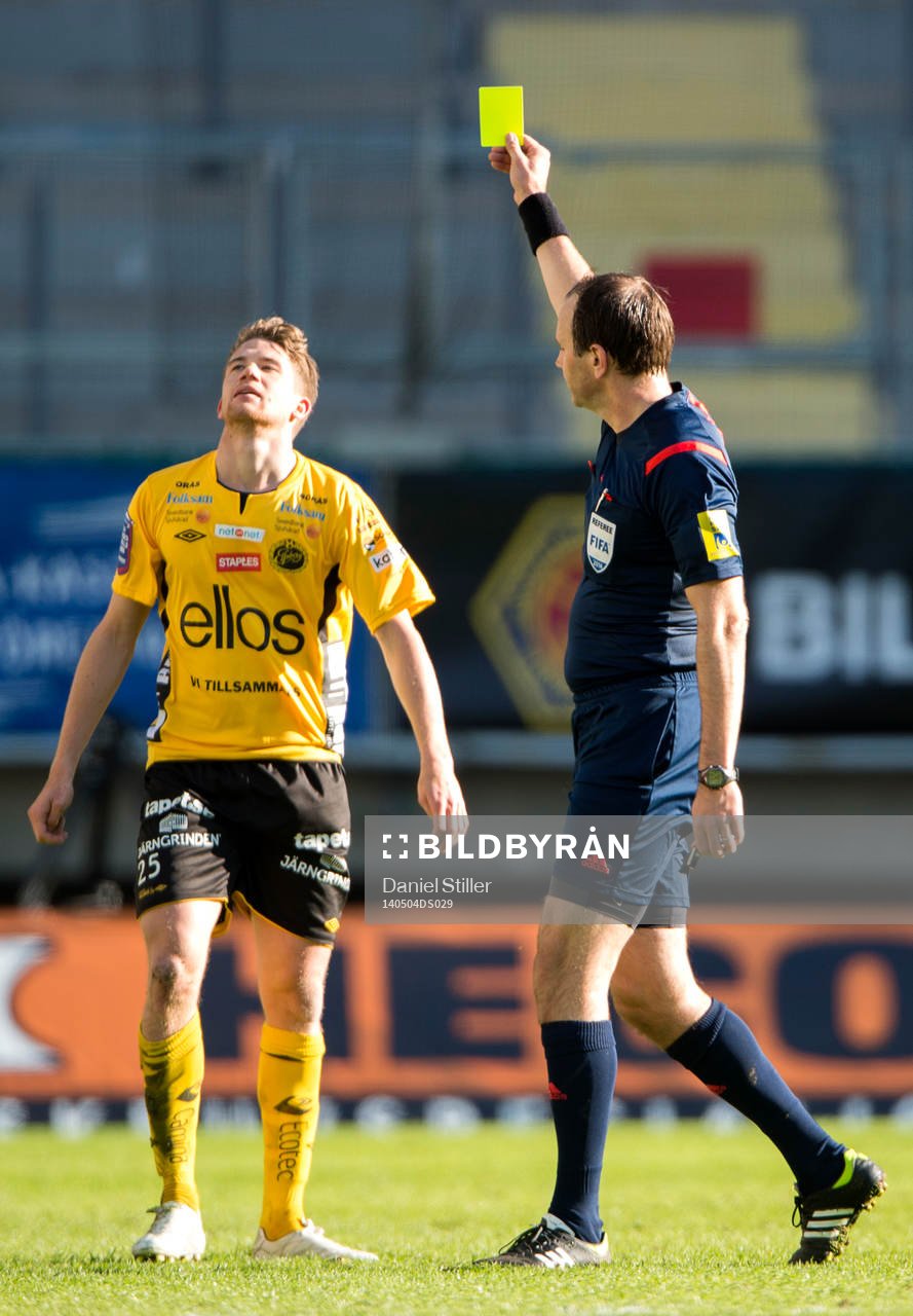 Elfsborgs Marcus Rohdén får gult kort av domare Jonas
