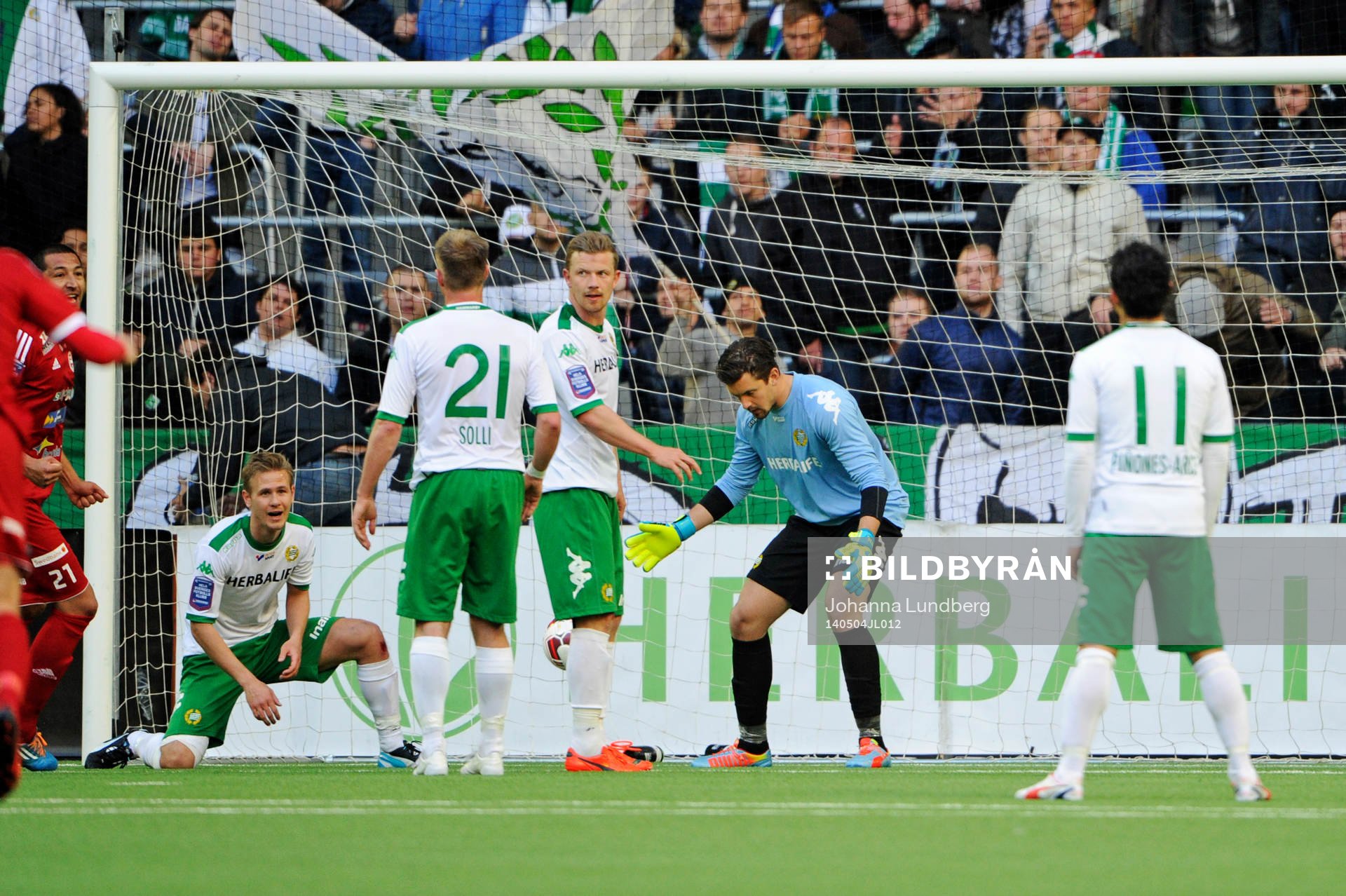 Hammarbys målvakt Johannes Hopf ser 1-1 målet gå in