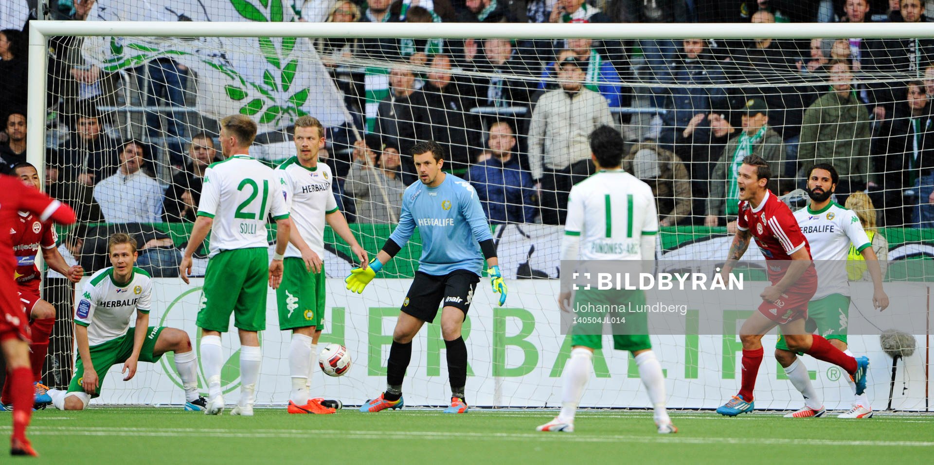 Hammarbys målvakt Johannes Hopf ser 1-1 målet gå in