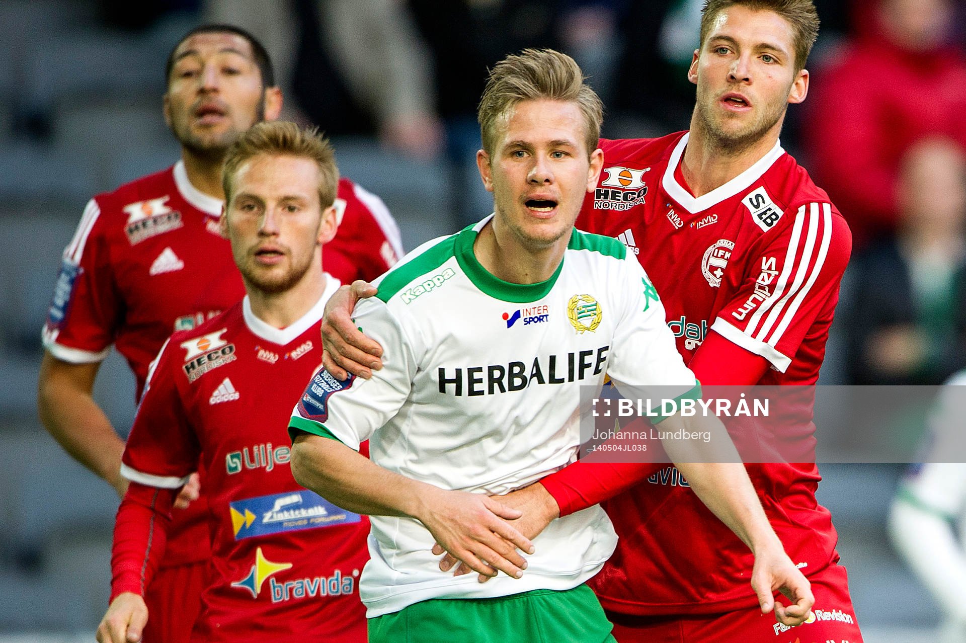 Värnamos Joel Löw (th) drar i Hammarbys Erik Israelsson
