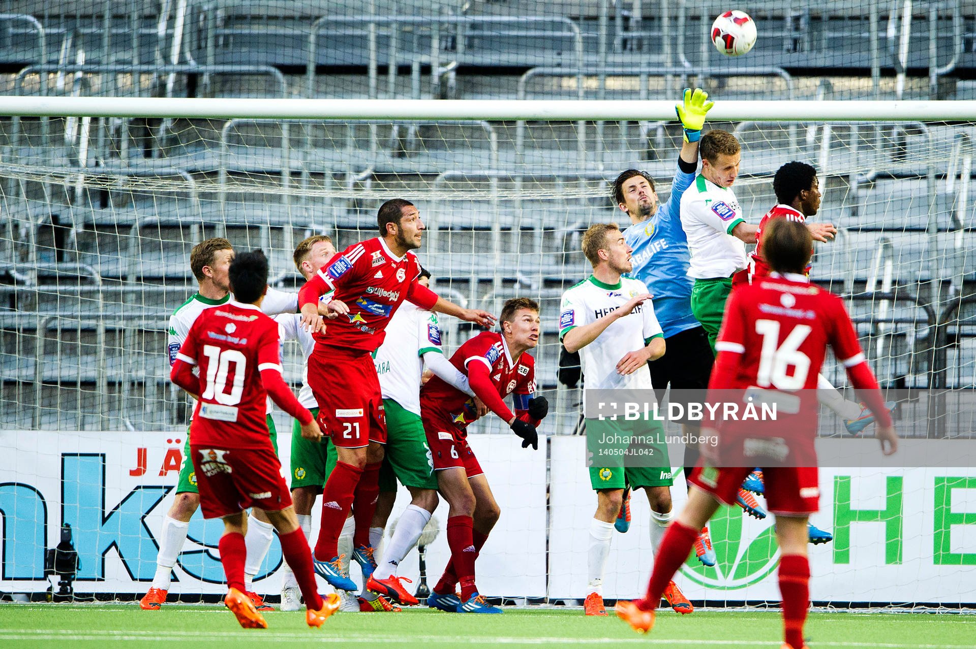 Hammarbys målvakt Johannes Hopf i en duell framför mål