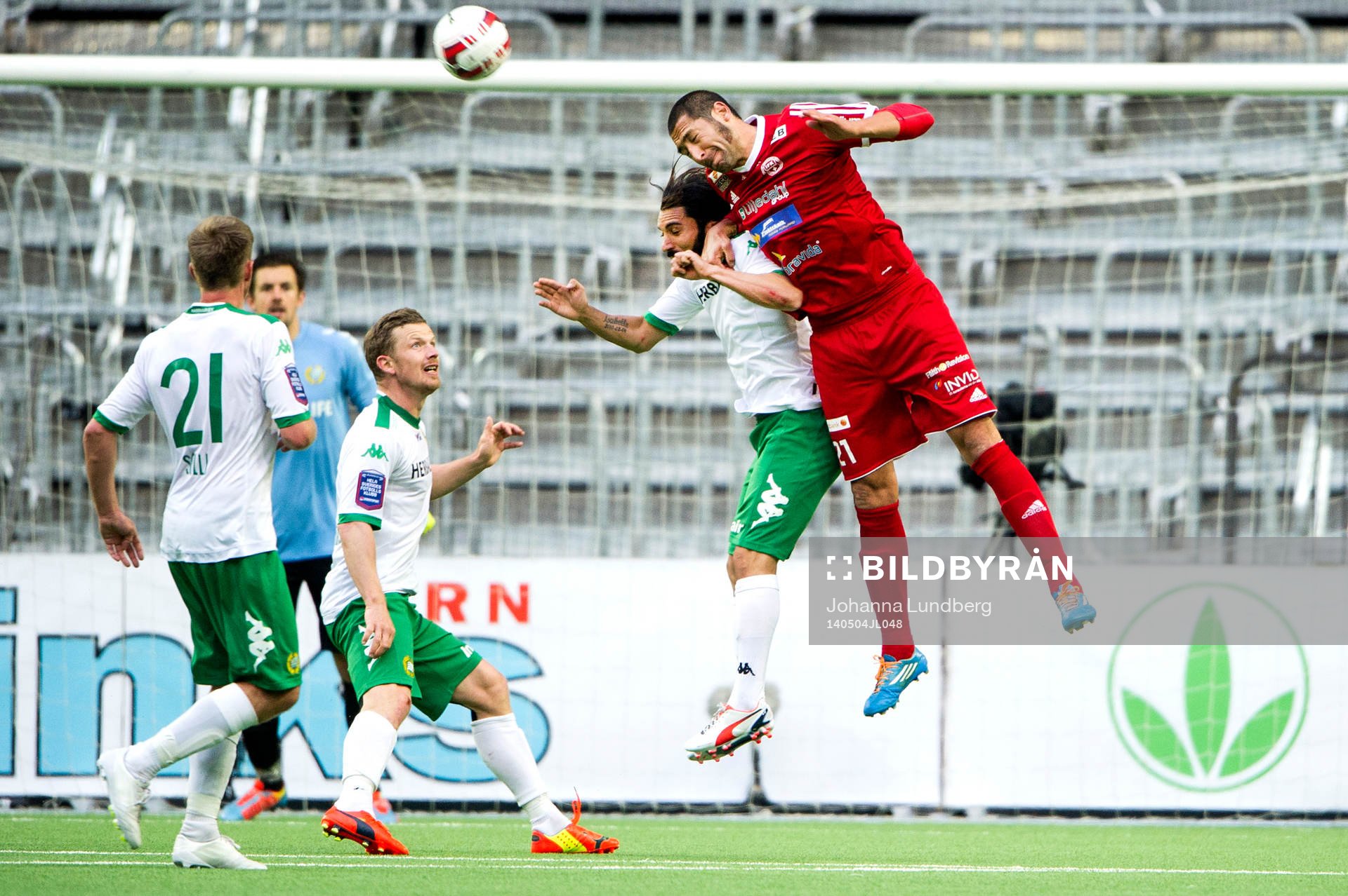 Hammarbys Stefan Batan i en luftduell mot Värnamos Juan