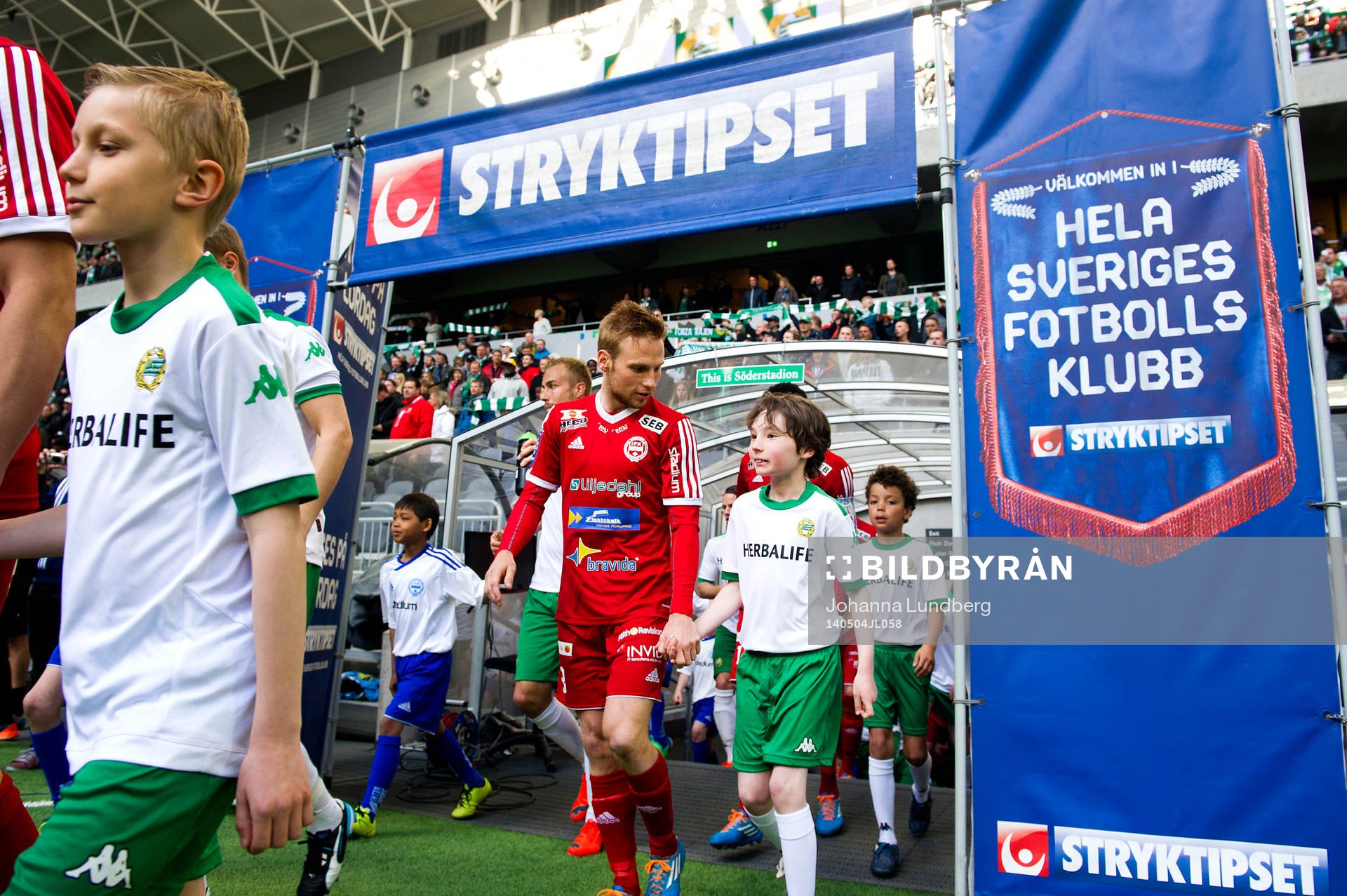 Spelare går in på planen