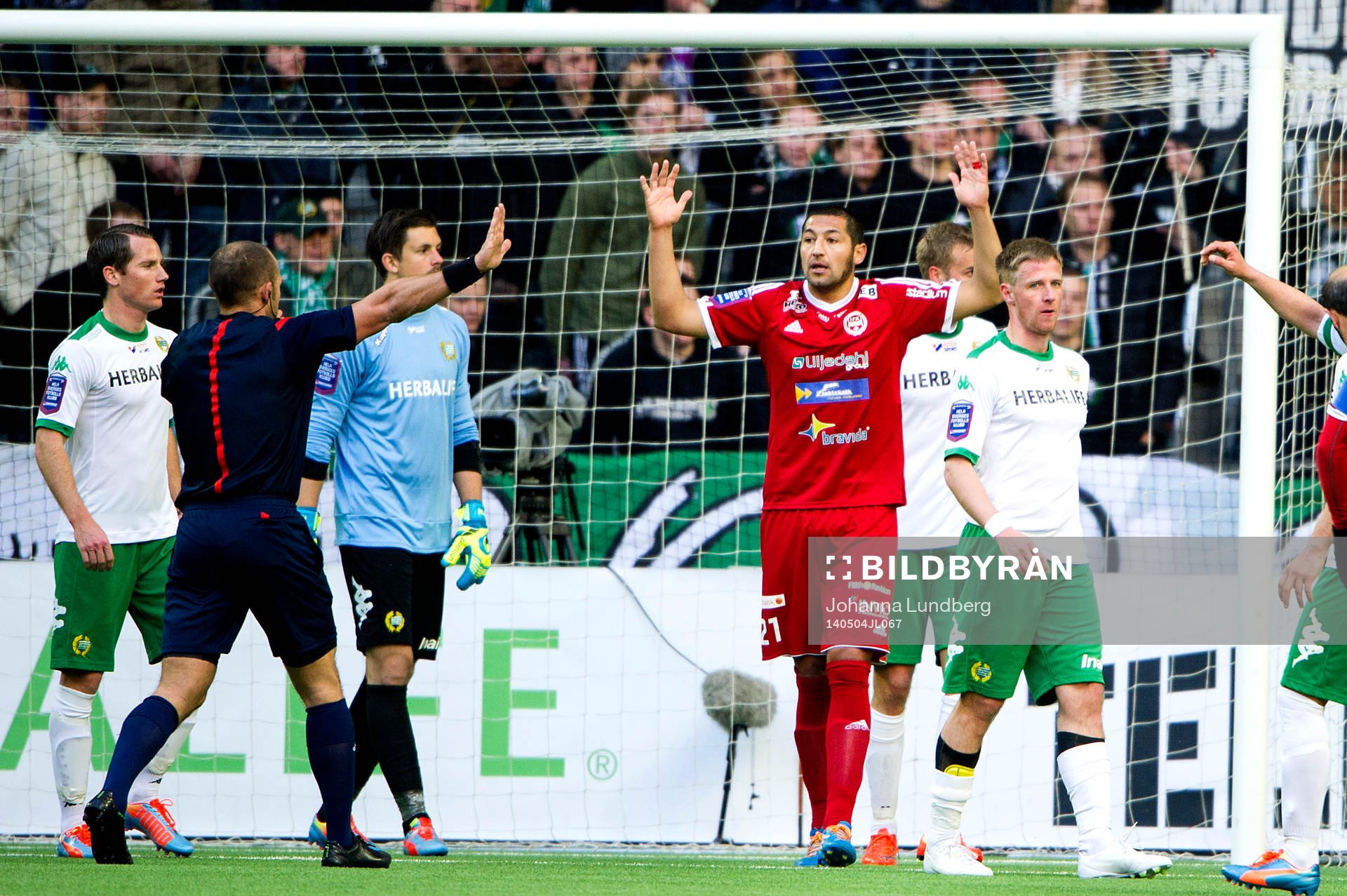 Värnamos Juan Robledo protesterar mot domare Kaspar
