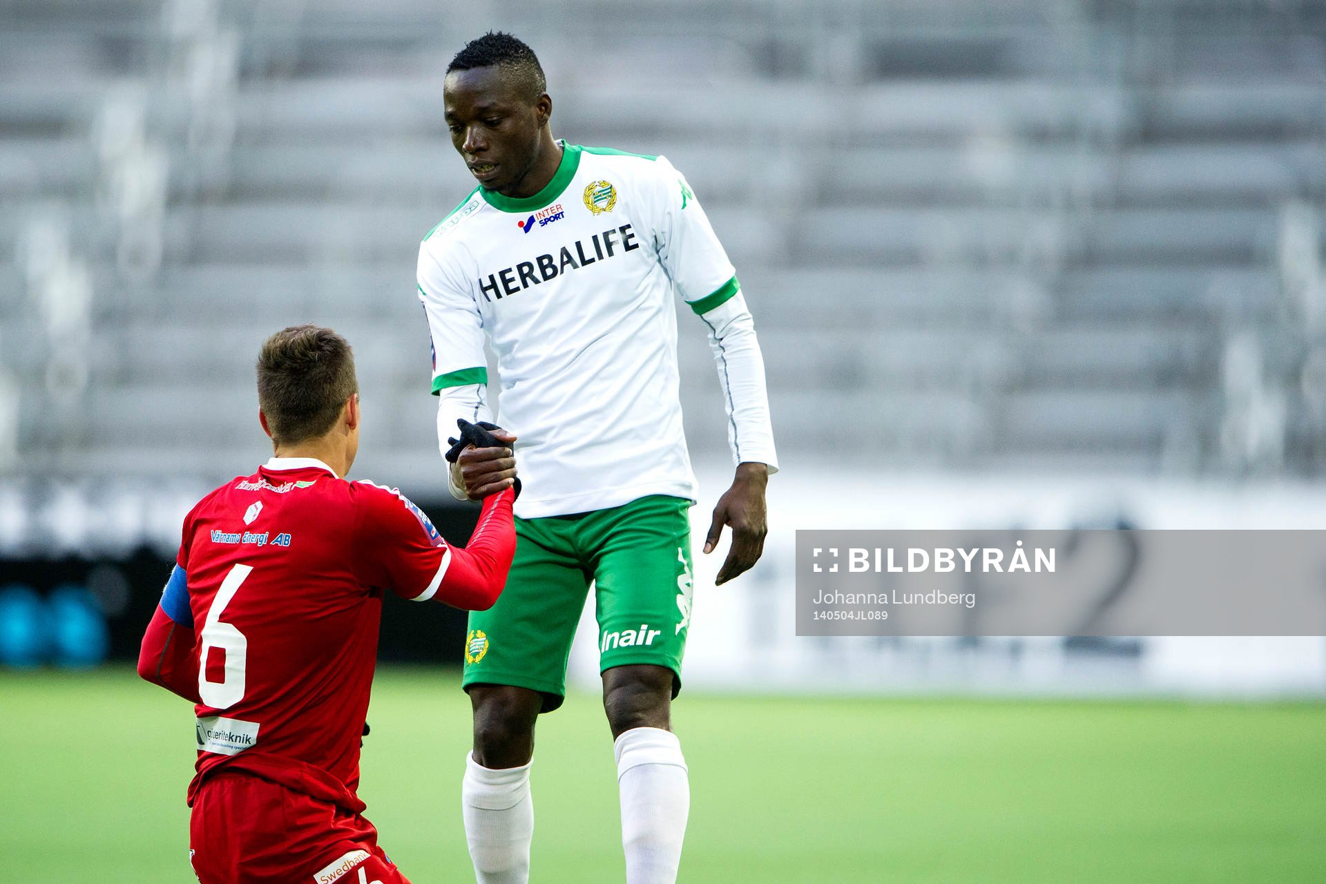 Värnamos Martin Claesson hjälps upp av Hammarbys