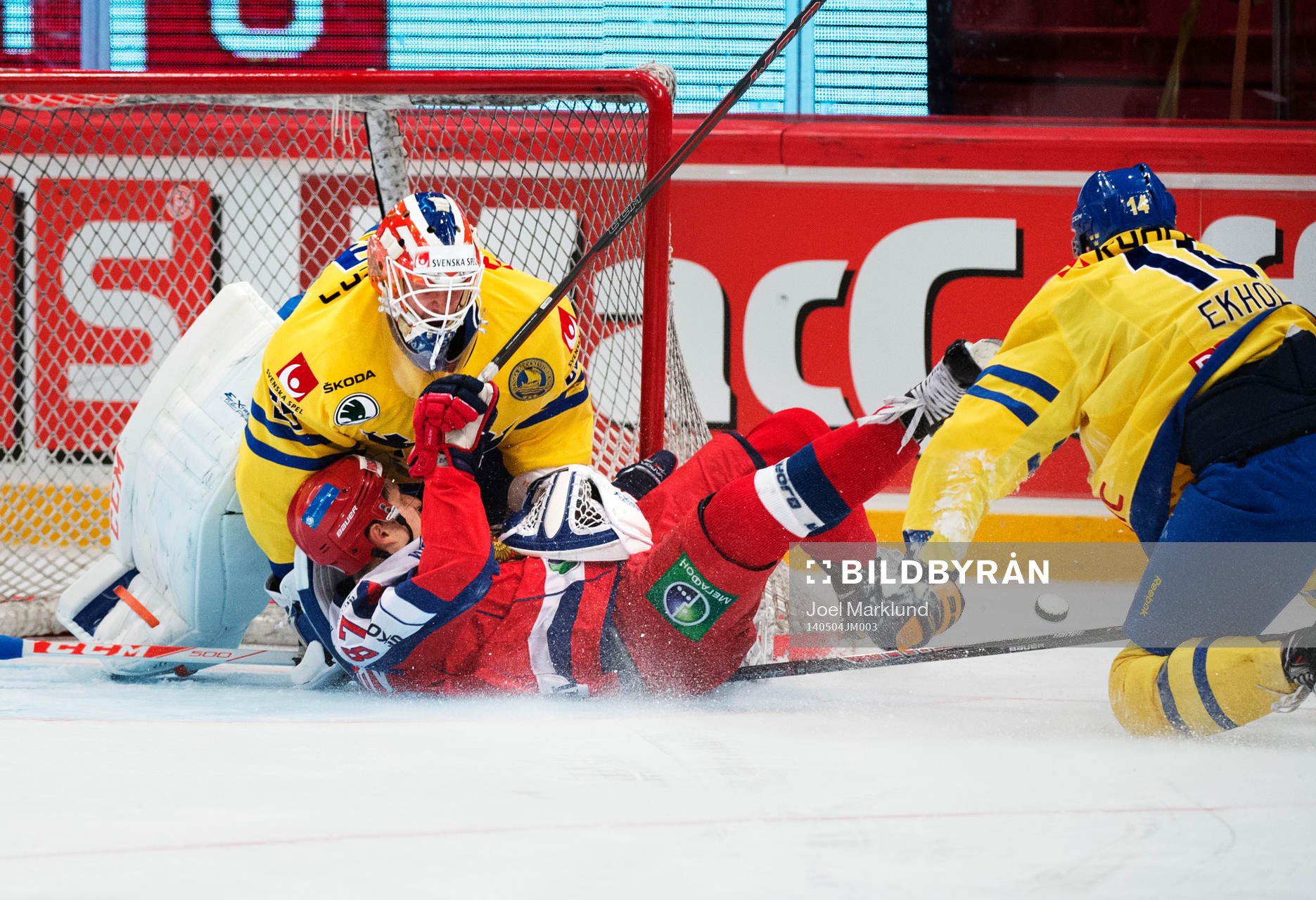 Sveriges målvakt Anders Nilsson och Mattias Ekholm stoppar