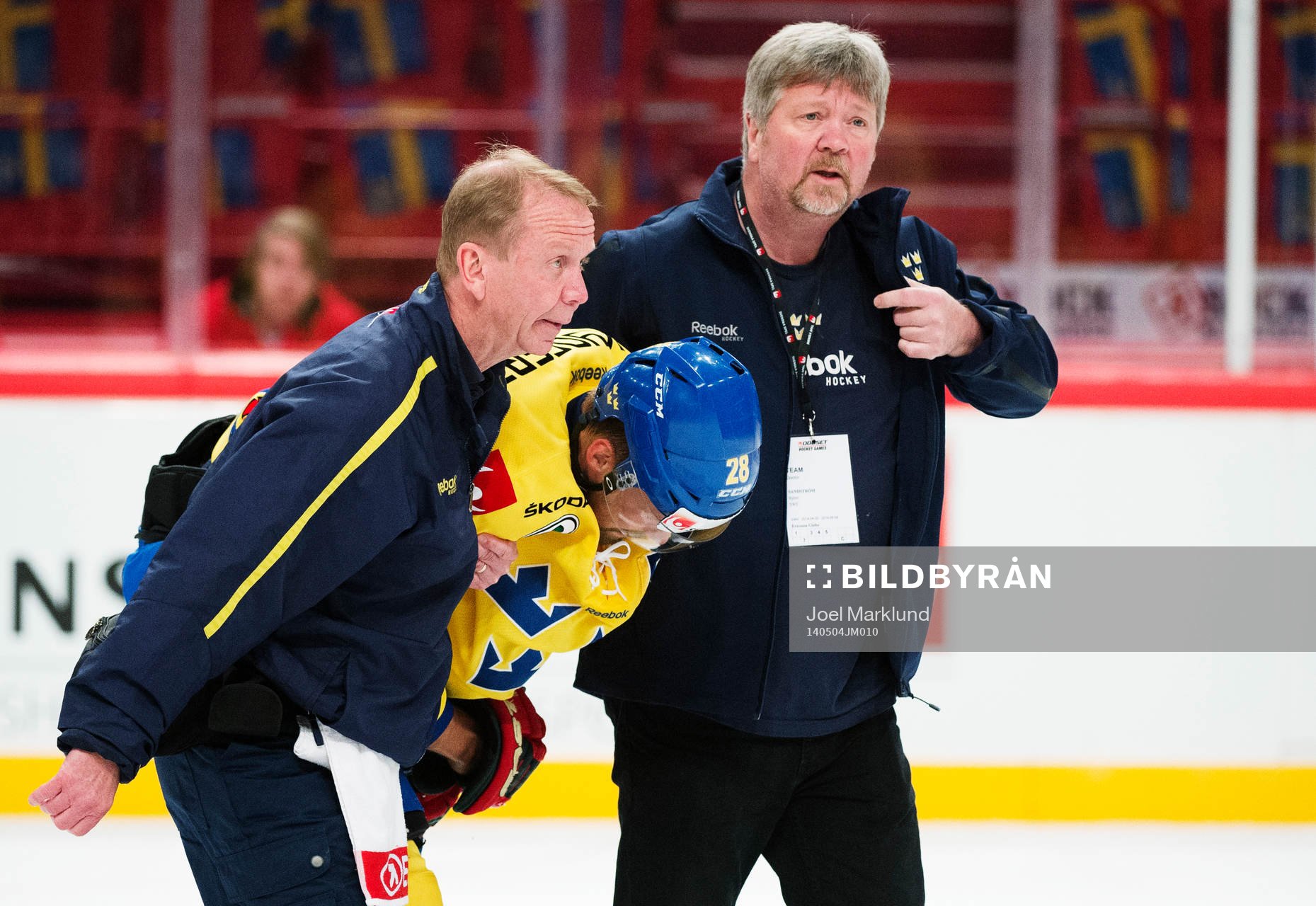 Sveriges Dick Axelsson hjälps av isen
