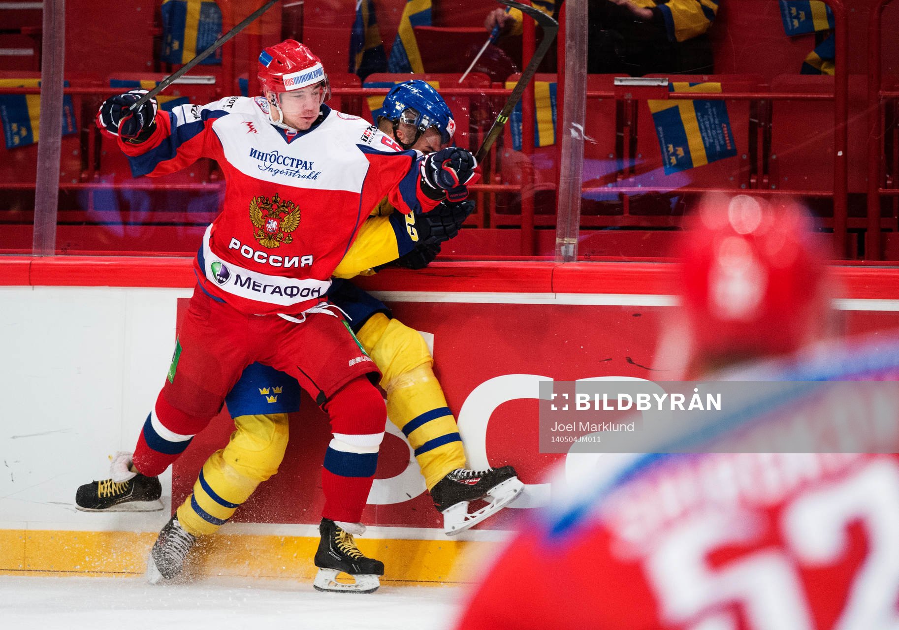 Rysslands Alexander Burmistrov tacklar Sveriges Daniel
