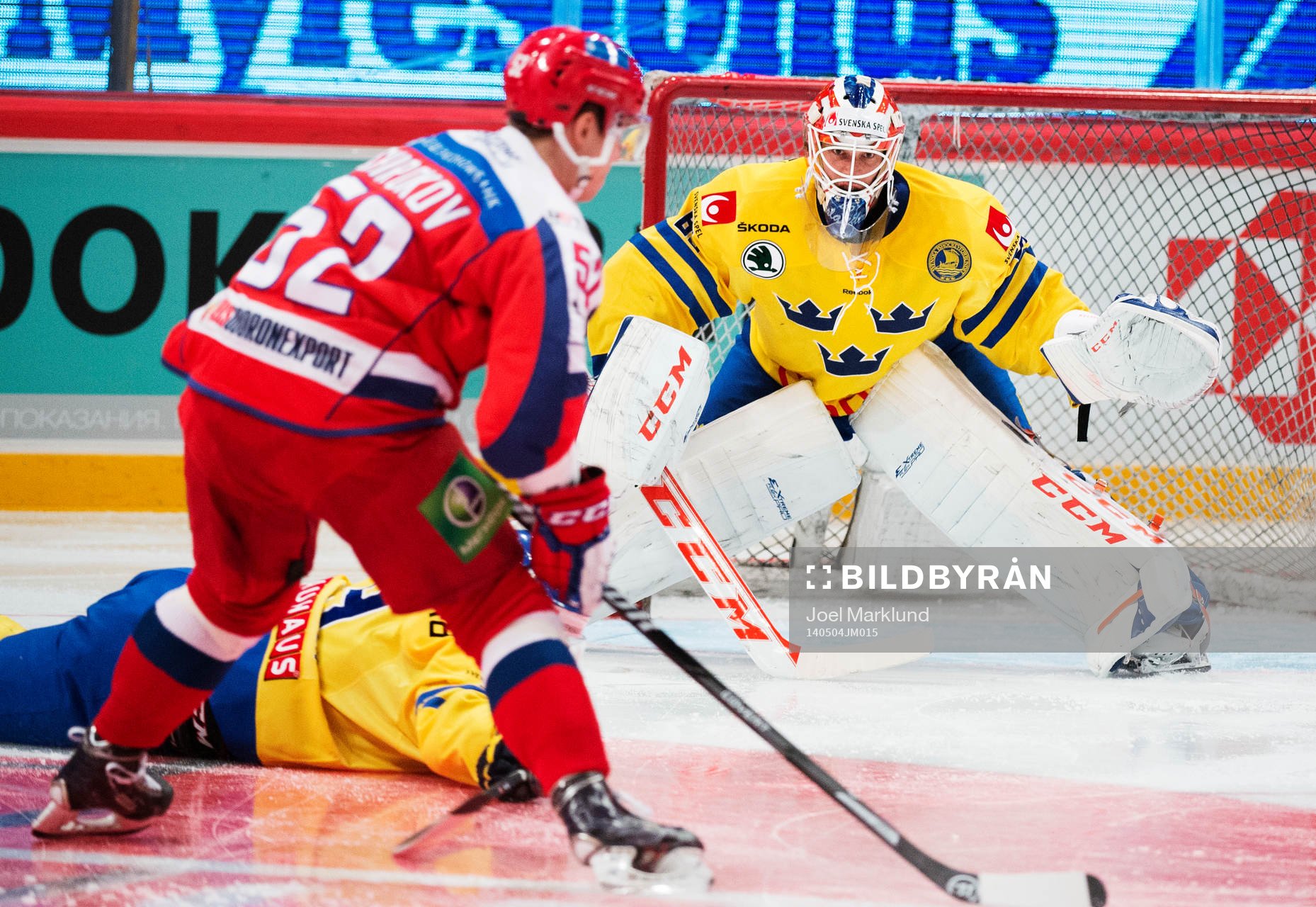 Rysslands Sergey Shirokov laddar för att skjuta mot