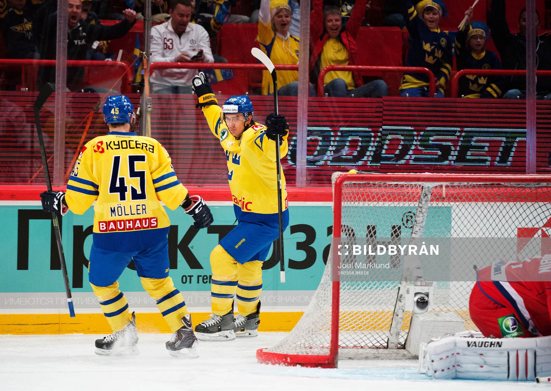 Sveriges Oscar Möller och Mikael Backlund jublar