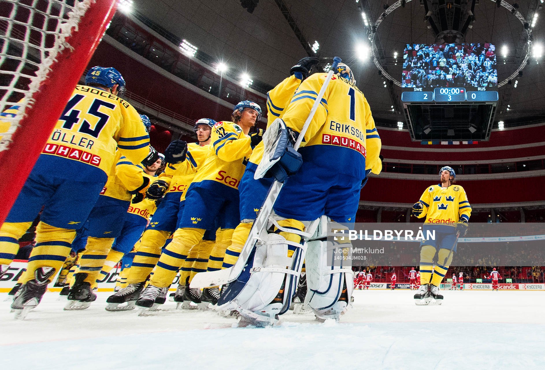 Sveriges spelare jublar och kramar om målvakten Joacim